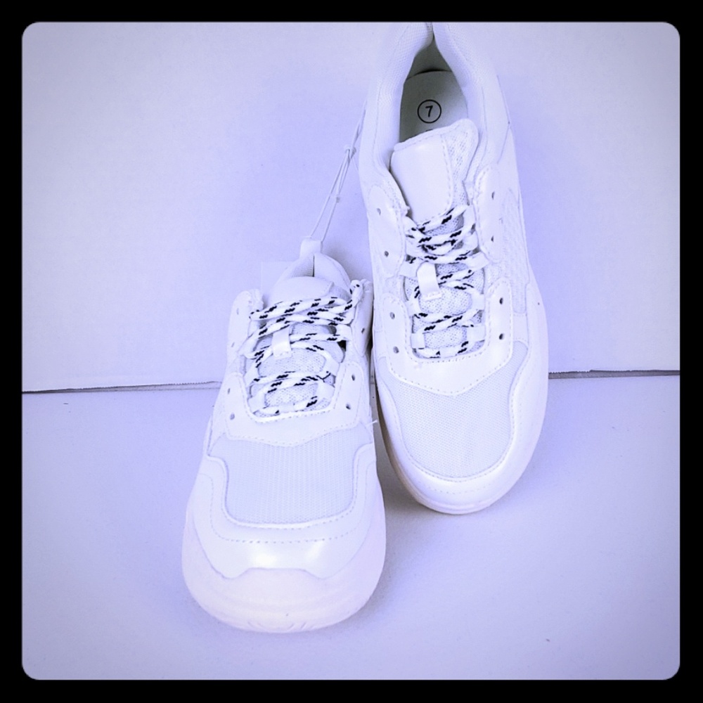 NWT Wild Fable Womans Sneakers White